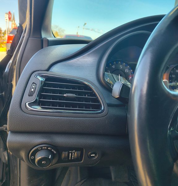 Used 2015 Chrysler 200 Image 9