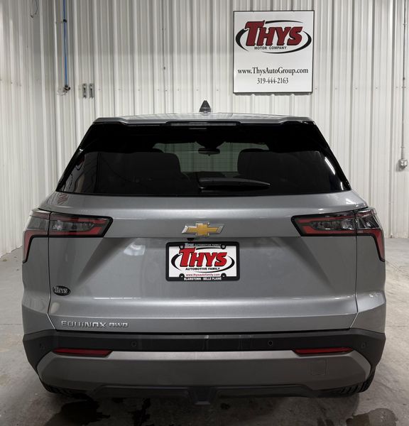 2025 Chevrolet Equinox LT photo 2