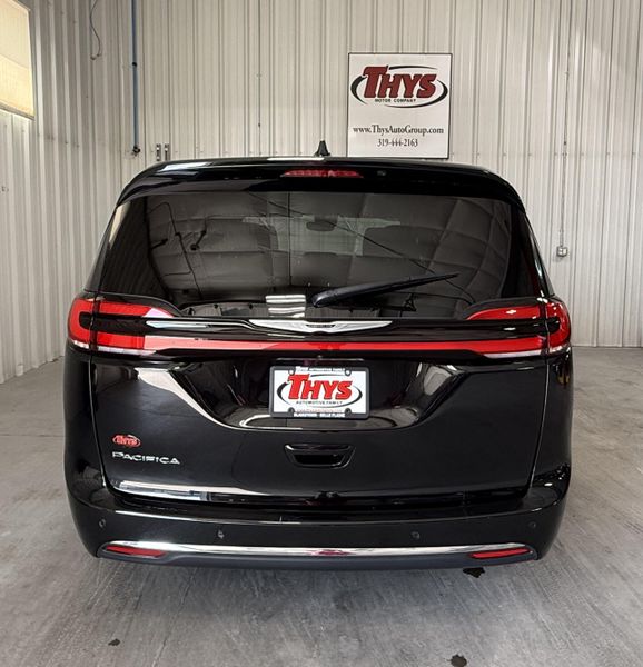 Used 2025 Chrysler Pacifica SelectImage 4