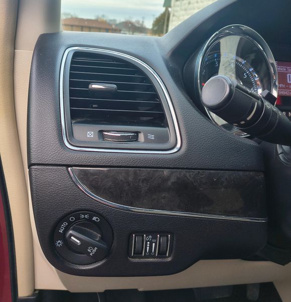 Used 2015 Chrysler Town & Country Image 10