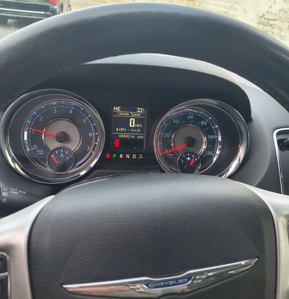 Used 2015 Chrysler Town & Country Image 8