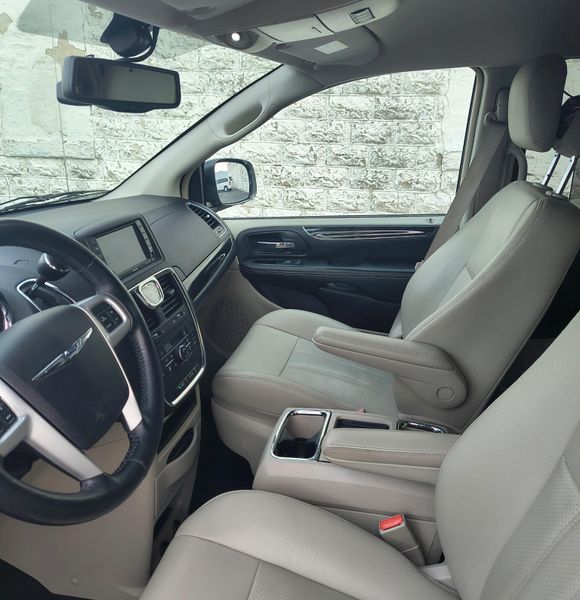 Used 2015 Chrysler Town & Country Image 7
