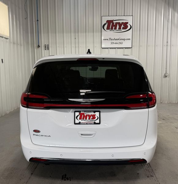 Used 2024 Chrysler Pacifica Touring LImage 4