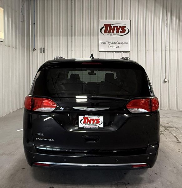 Used 2018 Chrysler Pacifica Touring LImage 4