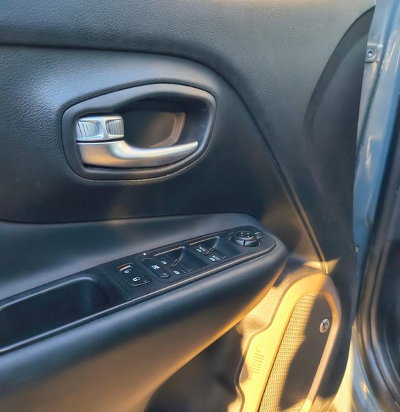 Used 2016 Jeep Renegade Image 10