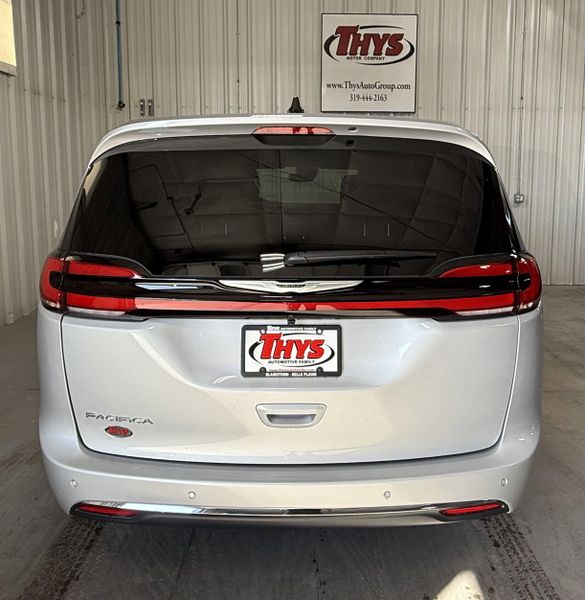 New 2026 Chrysler Pacifica SelectImage 4