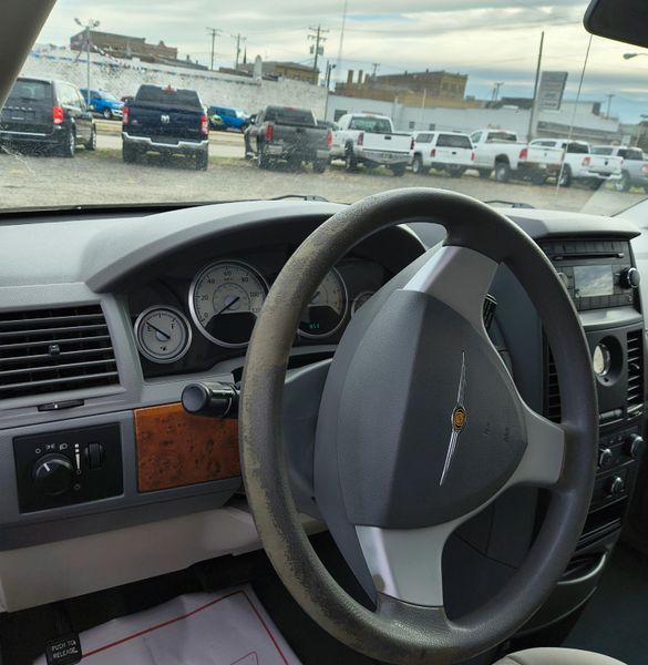 Used 2008 Chrysler Town & Country Image 9