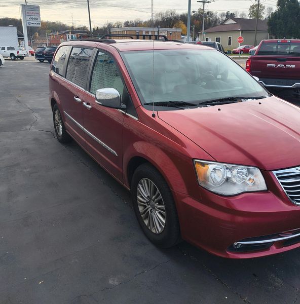 Used 2015 Chrysler Town & Country Image 3
