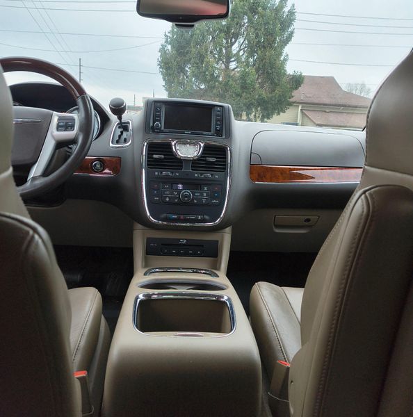 Used 2016 Chrysler Town & Country leatherImage 6