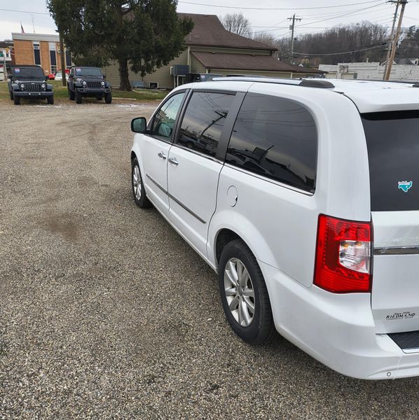 Used 2016 Chrysler Town & Country leatherImage 4