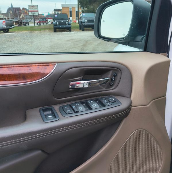 Used 2016 Chrysler Town & Country leatherImage 10