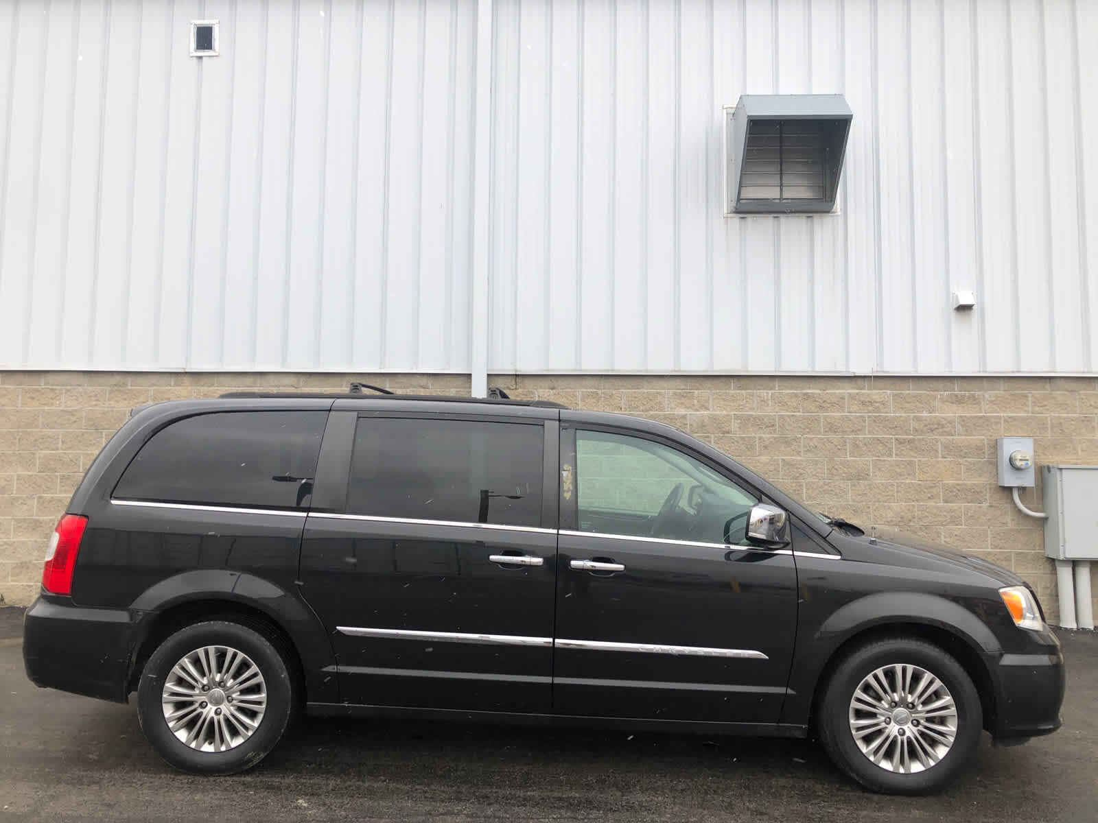 Used 2015 Chrysler Town & Country Touring-L with VIN 2C4RC1CG3FR522181 for sale in Wilmington, OH