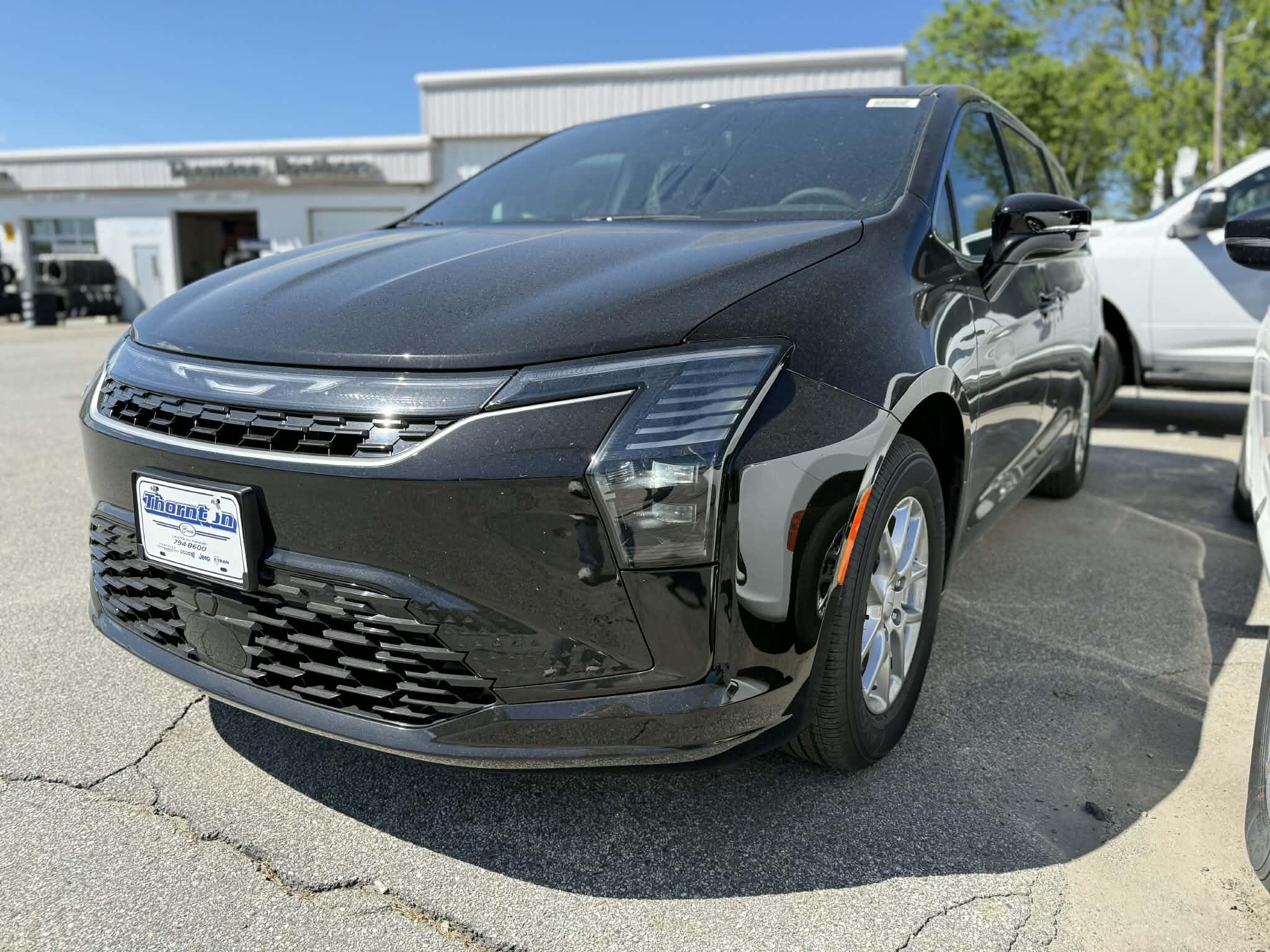 2027 Chrysler Pacifica Select's photo