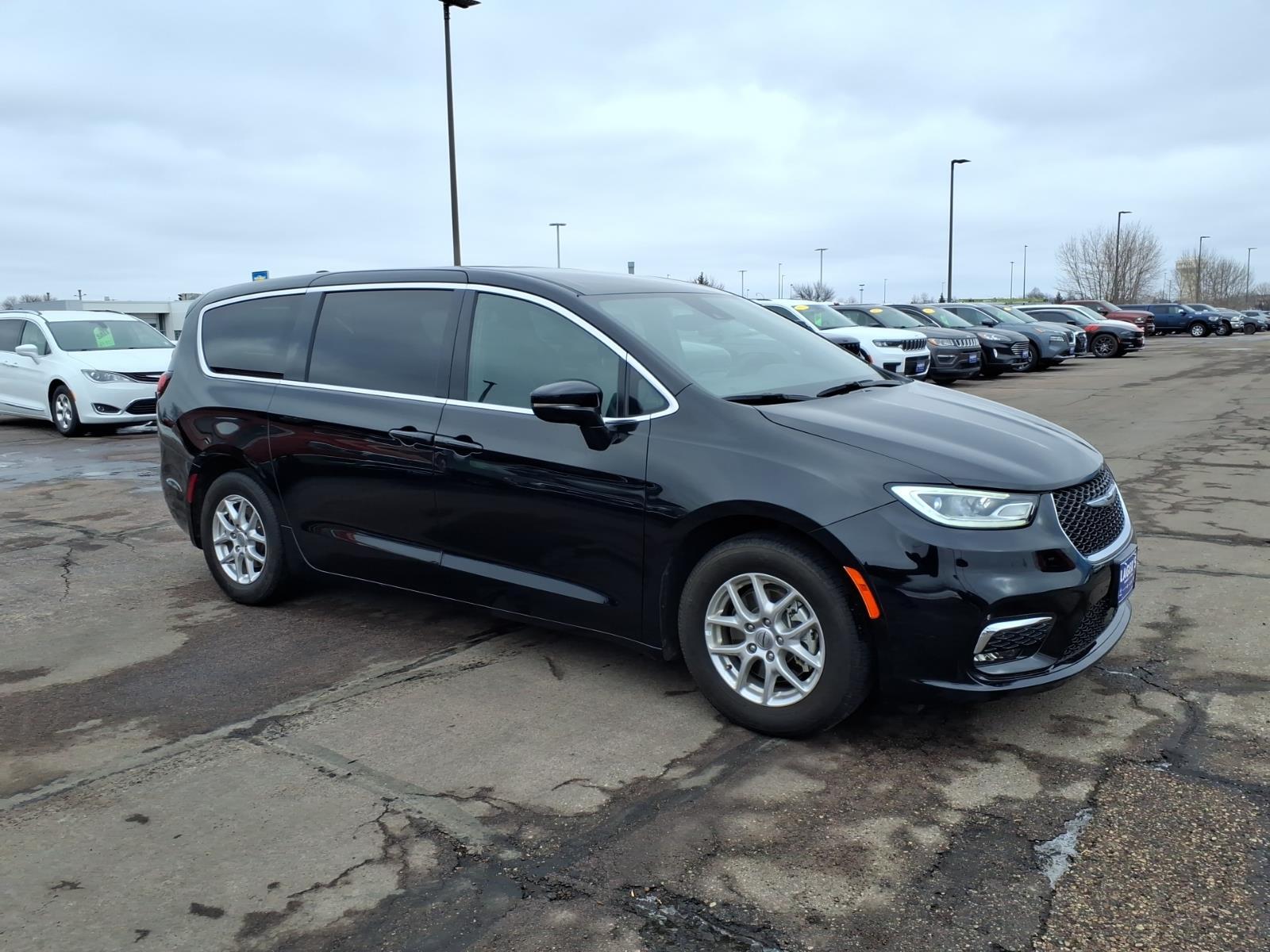Used 2025 Chrysler Pacifica Select with VIN 2C4RC1BG8SR554345 for sale in Mankato, Minnesota