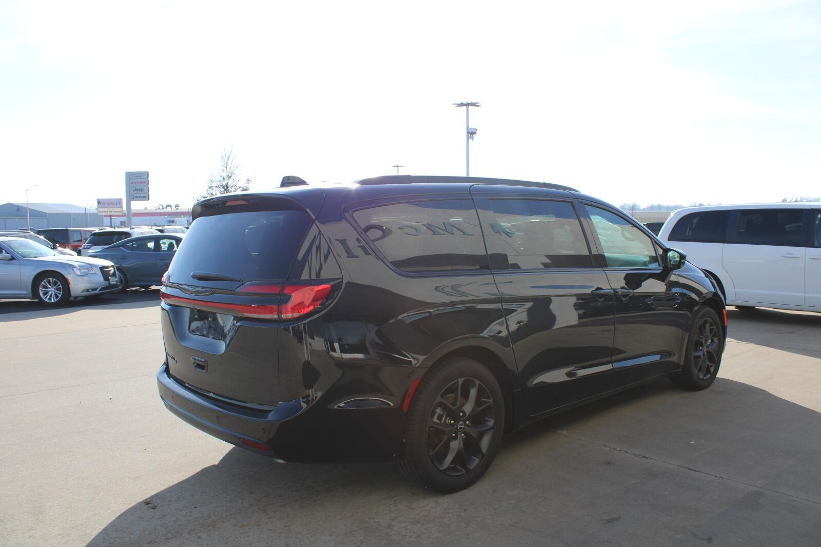 2026 Chrysler Pacifica Select - Photo 6