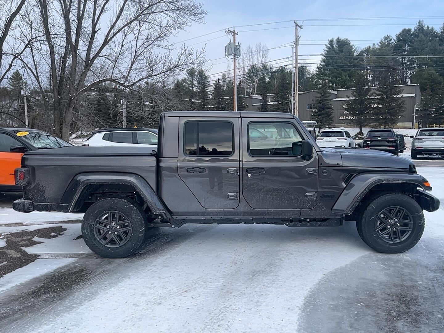 View vehicle photo 4