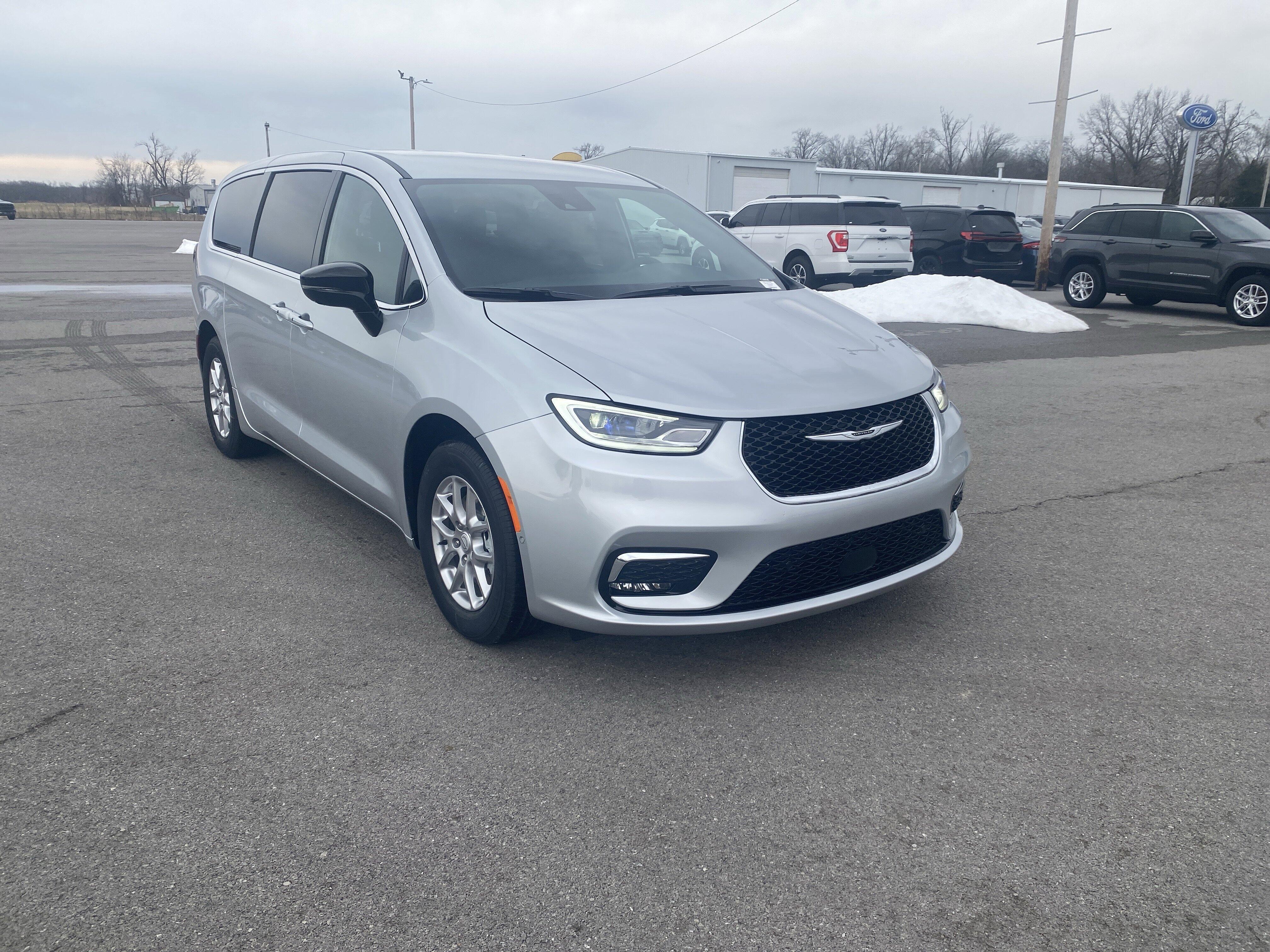 2026 Chrysler Pacifica Select's photo