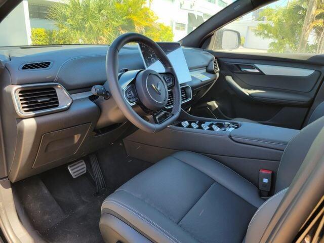 2025 VinFast VF 8 Plus - Photo 7