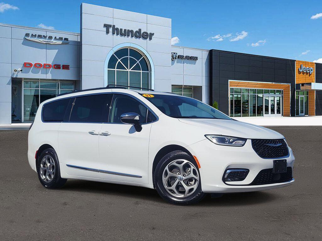 2023 Chrysler Pacifica Limited's photo