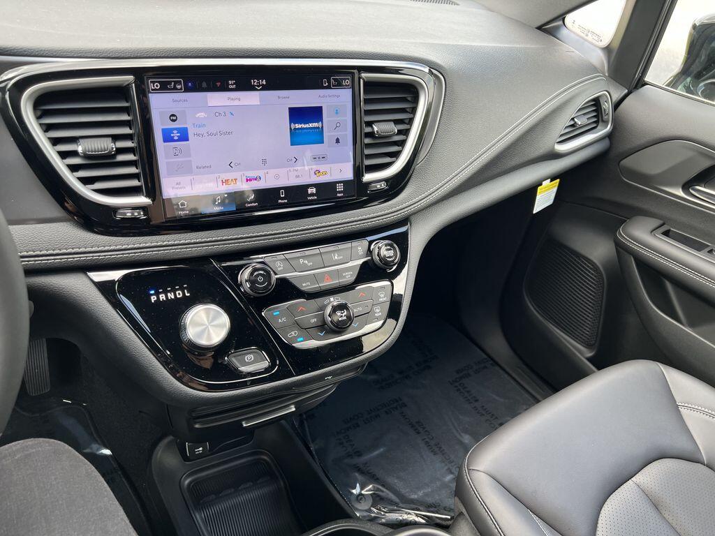 2026 Chrysler Pacifica Select - Photo 13