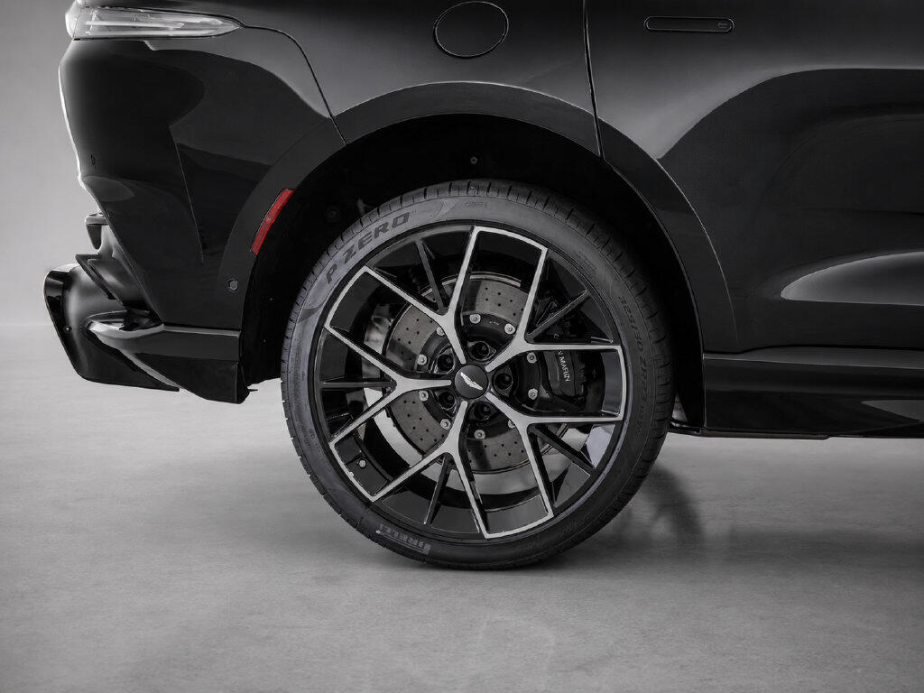 2026 Aston Martin DBX 707 - Photo 10