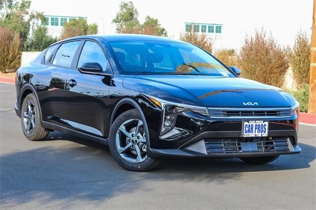 New 2025 Kia K4 LXSImage 2