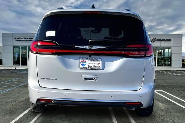 New 2026 Chrysler Pacifica PinnacleImage 3