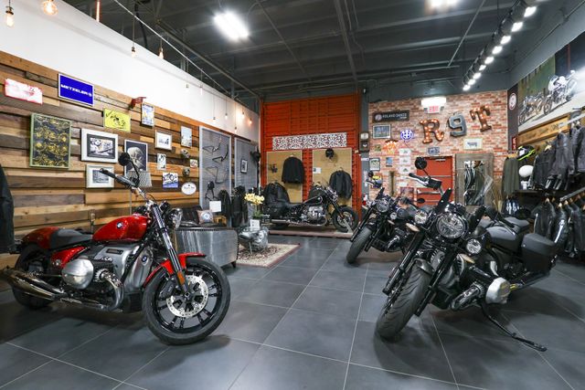 2024 Royal Enfield SUPER METEOR  in a INTERSTELLAR GREY exterior color. Royal Enfield Motorcycles of Miami (786) 845-0052 remotorcyclesofmiami.com 
