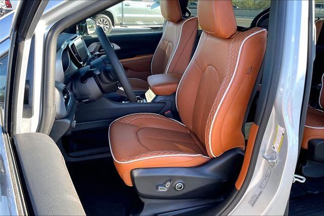 New 2026 Chrysler Pacifica PinnacleImage 8