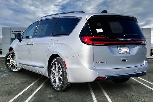 New 2026 Chrysler Pacifica PinnacleImage 2