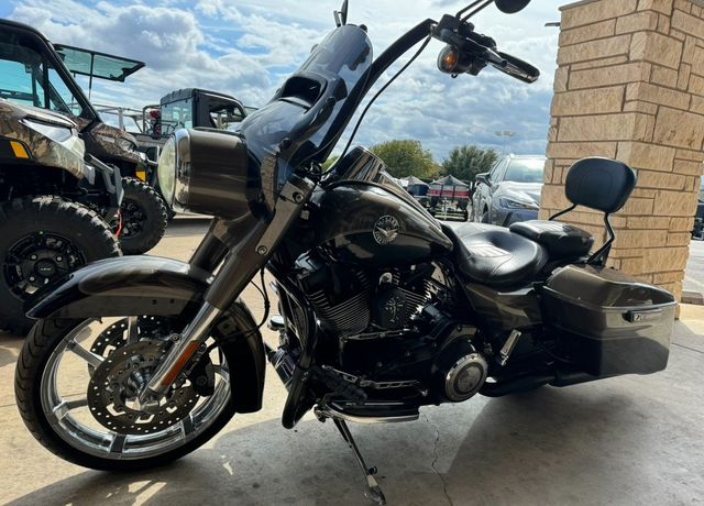 2014 HARLEY ROAD KING CVO in a GRAY exterior color. Family PowerSports (877) 886-1997 familypowersports.com 