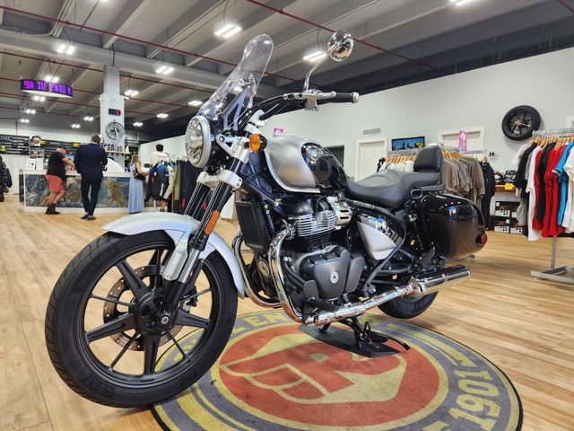 2024 Royal Enfield SUPER METEOR  in a INTERSTELLAR GREY exterior color. Royal Enfield Motorcycles of Miami (786) 845-0052 remotorcyclesofmiami.com 