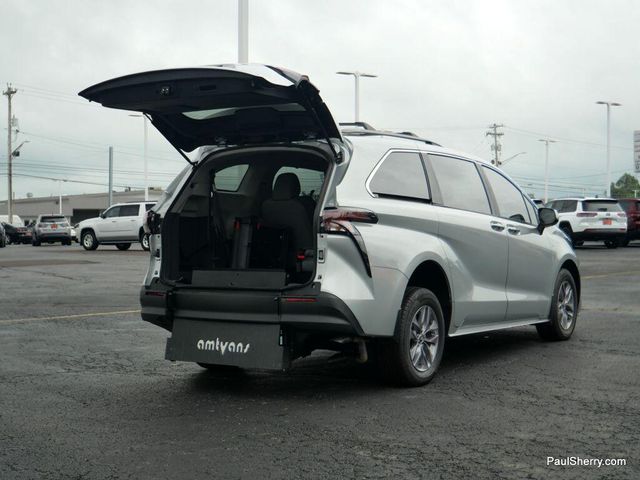 Used 2024 Toyota Sienna LEImage 5