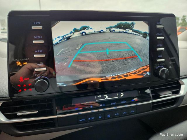 Used 2024 Toyota Sienna LEImage 2
