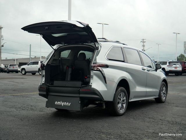 Used 2024 Toyota Sienna LEImage 6