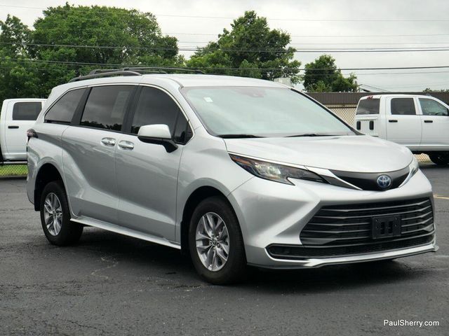 Used 2024 Toyota Sienna LEImage 30