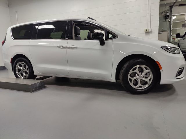Used 2024 Chrysler Pacifica Limited AWD w/Safety SphereImage 3