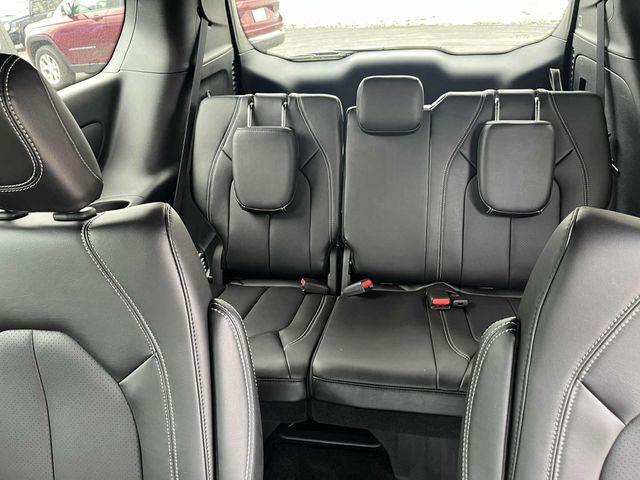 New 2025 Chrysler Pacifica SelectImage 11