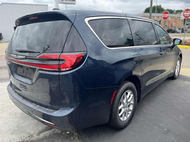 New 2025 Chrysler Pacifica SelectImage 5
