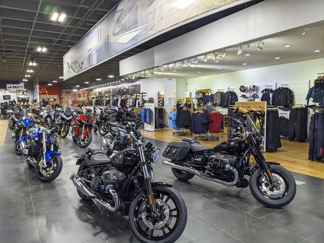 2024 Royal Enfield SUPER METEOR  in a INTERSTELLAR GREY exterior color. Royal Enfield Motorcycles of Miami (786) 845-0052 remotorcyclesofmiami.com 