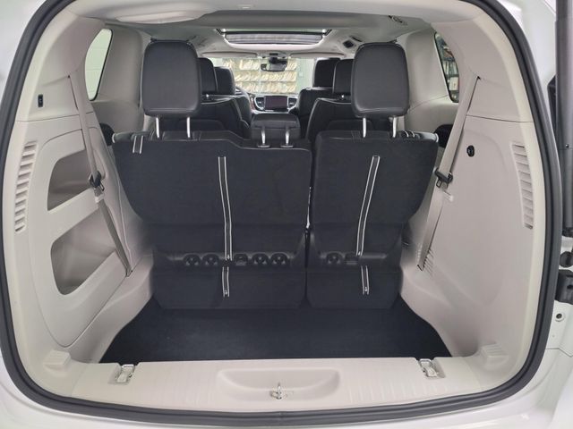 Used 2024 Chrysler Pacifica Limited AWD w/Safety SphereImage 17