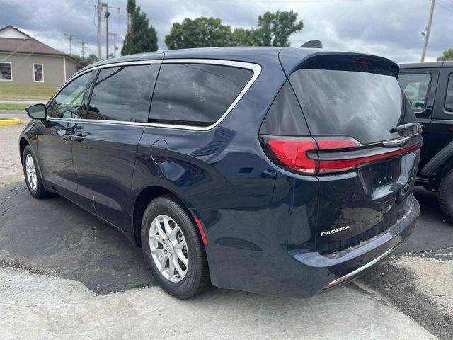 New 2025 Chrysler Pacifica SelectImage 2