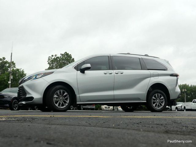 Used 2024 Toyota Sienna LEImage 31