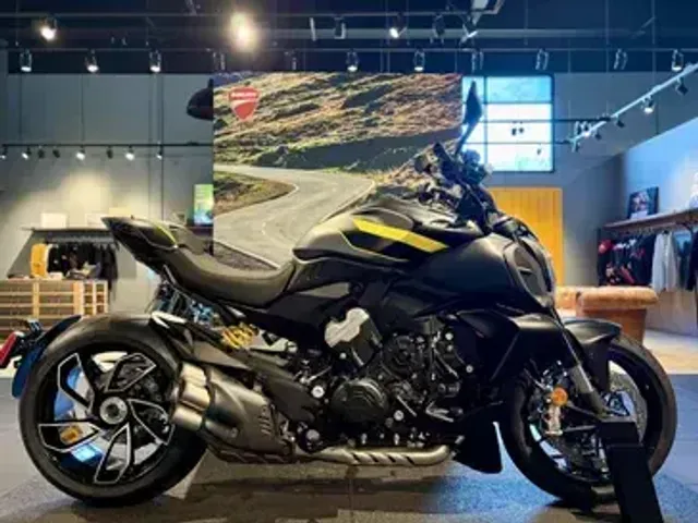 2026 Ducati DIAVEL V4