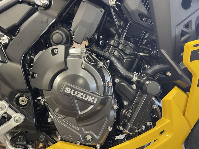 2025 Suzuki GSX-8R Image 9