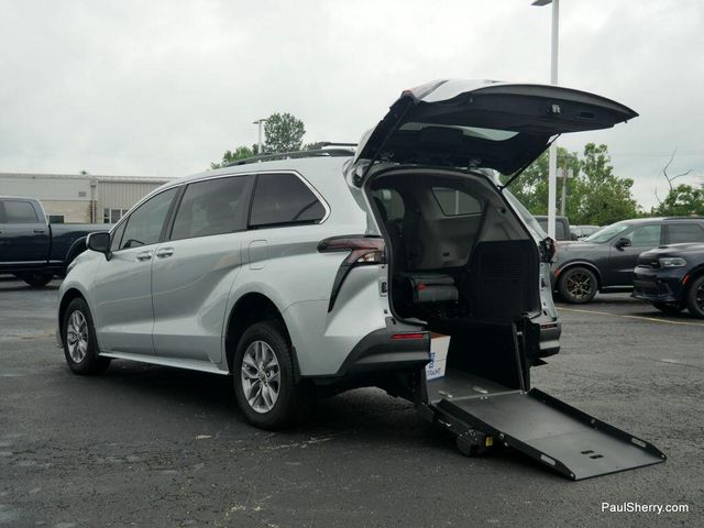 Used 2024 Toyota Sienna LEImage 9
