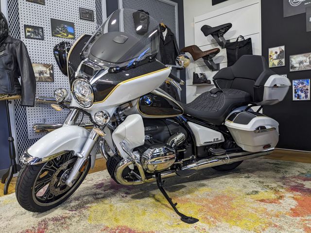 2024 Royal Enfield SUPER METEOR  in a INTERSTELLAR GREY exterior color. Royal Enfield Motorcycles of Miami (786) 845-0052 remotorcyclesofmiami.com 