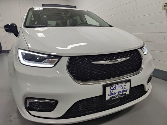Used 2024 Chrysler Pacifica Limited AWD w/Safety SphereImage 2