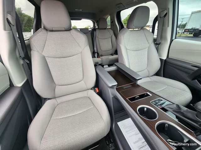 Used 2024 Toyota Sienna LEImage 3