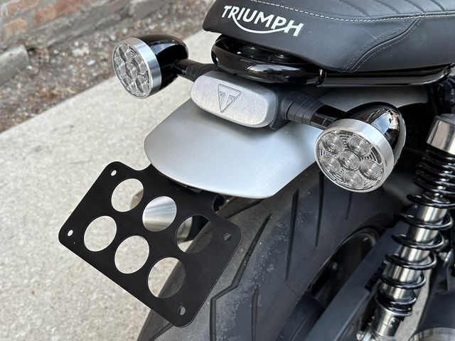 2019 Triumph Speed Twin   in a black exterior color. Motoworks Chicago 312-738-4269 motoworkschicago.com 